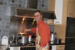 Un cuisiner souriant